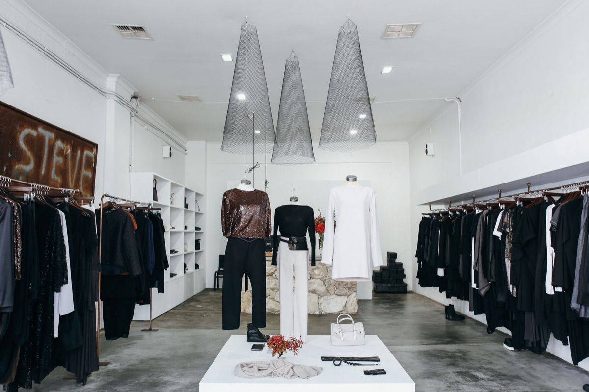 Moderne High-End Mode in einer Boutique