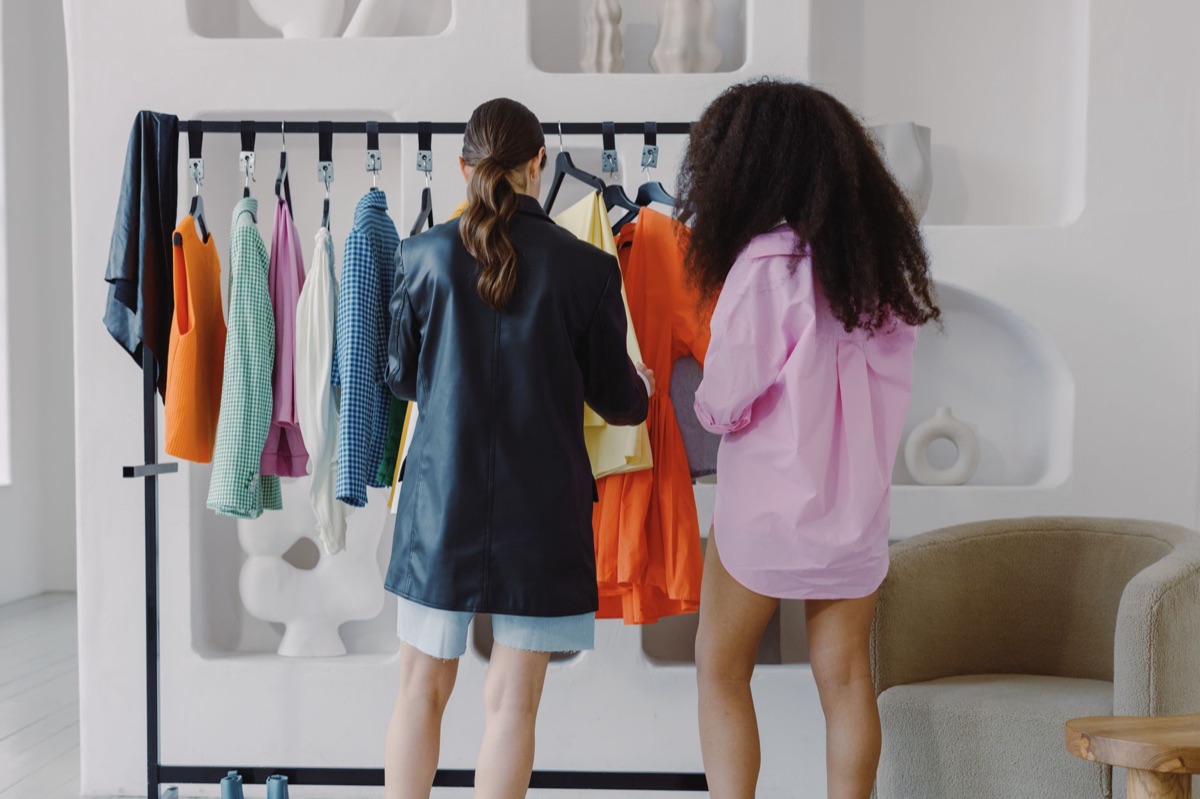 Sélection de vêtements de mode haute couture tendance.
