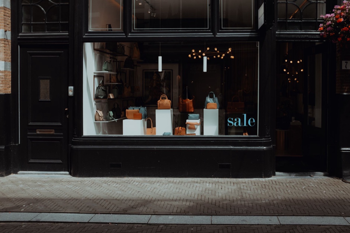 Luxe modeartikelen in een boetiek