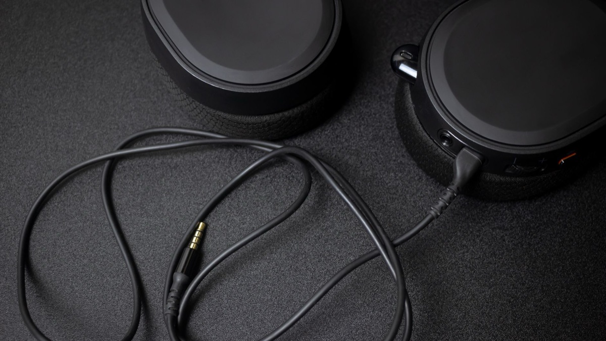 Accesorios de gaming profesionales sobre una mesa