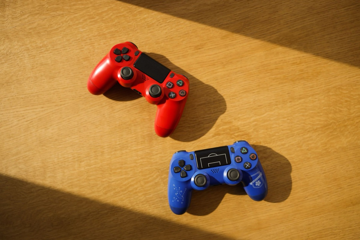ドイツの国旗とゲームコントローラー
