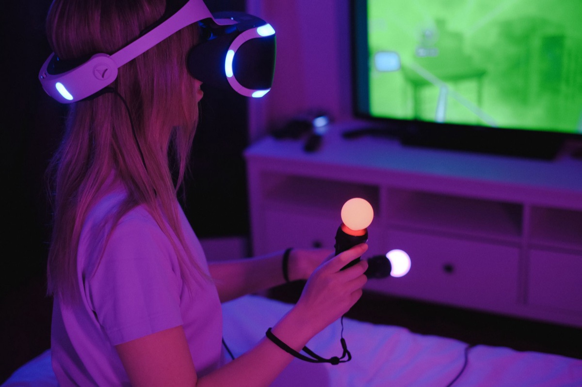 Gaming accessoires zoals een controller en headset.