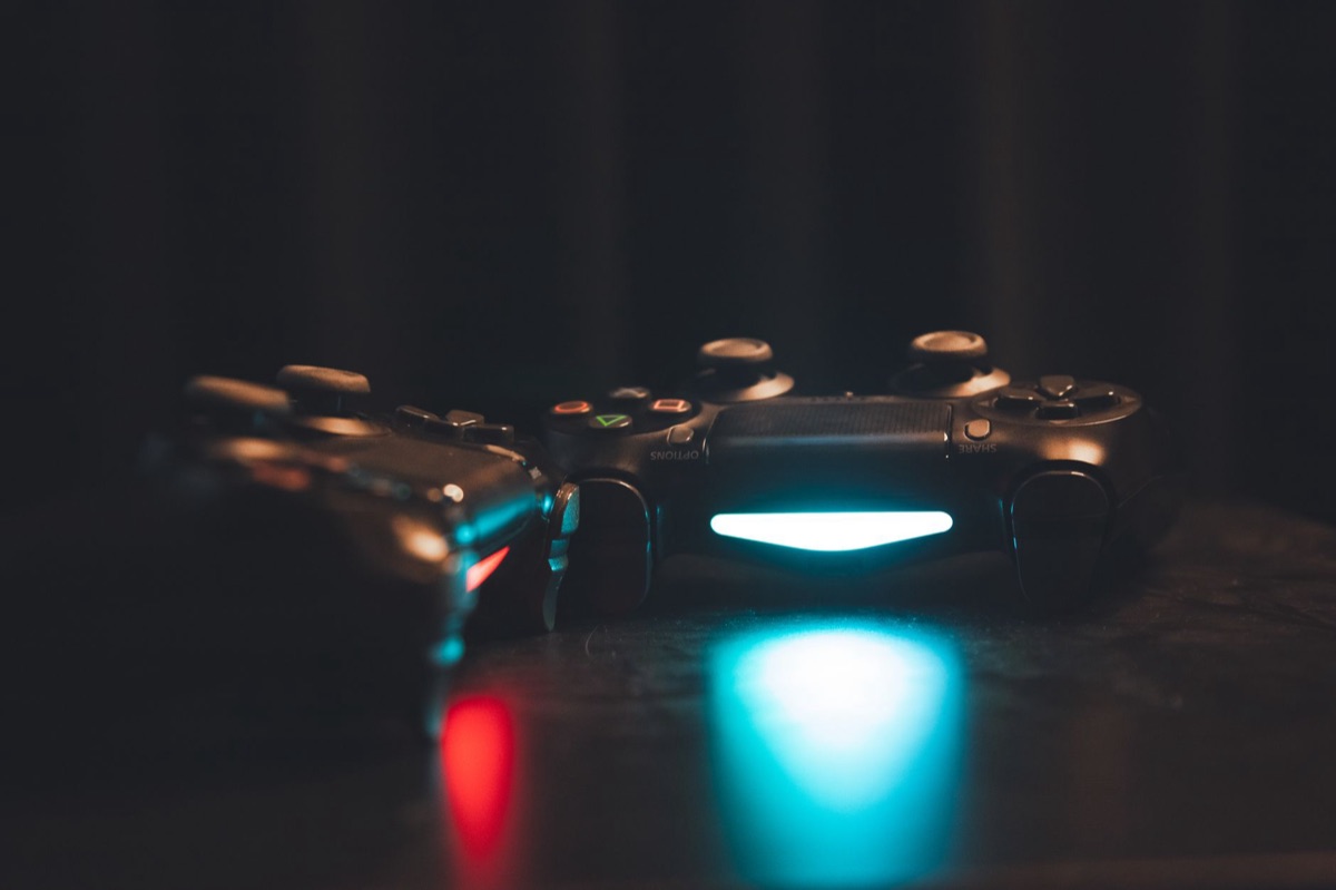 Controller de gaming alemán en un fondo neutro