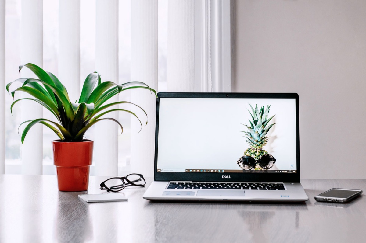 Deutsche Laptops und Smartphones auf Tisch