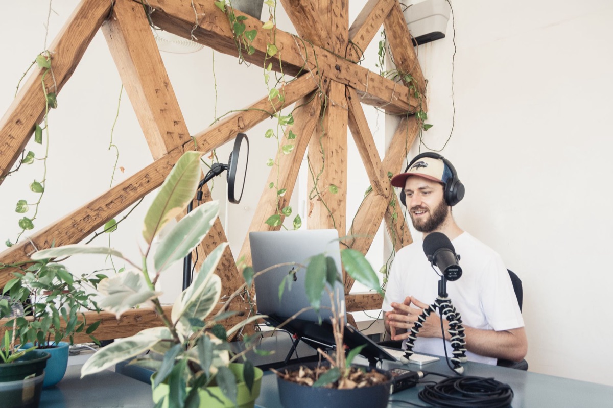 YouTuber collabora con altri creatori