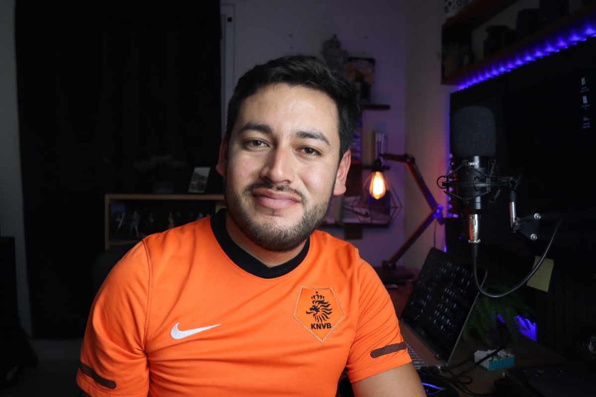 Um youtuber alemão com um laptop de jogo em um ambiente de trabalho