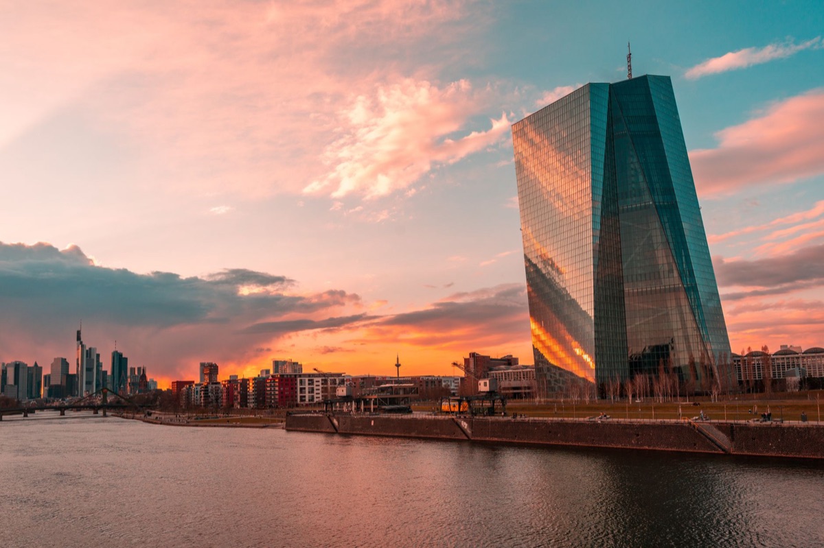 escritório moderno em frankfurt com marcas globais