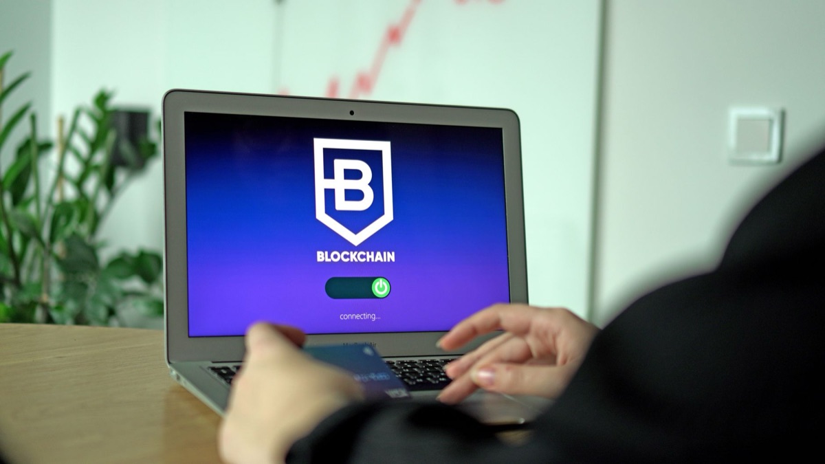 ordinateur portable avec un logo allemand
