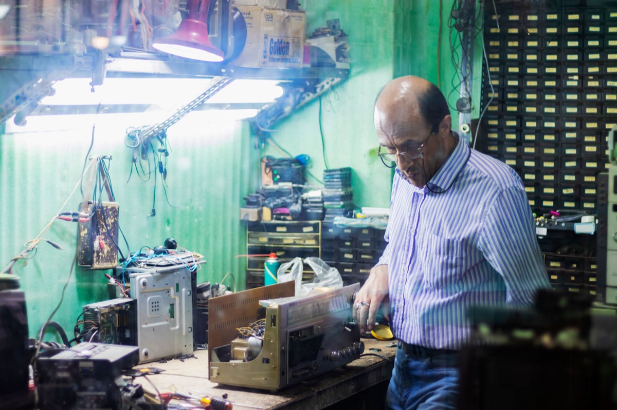 engenheiro alemão trabalhando em laboratório
