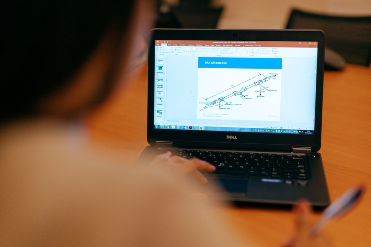 ordinateur portable avec contenu éducatif