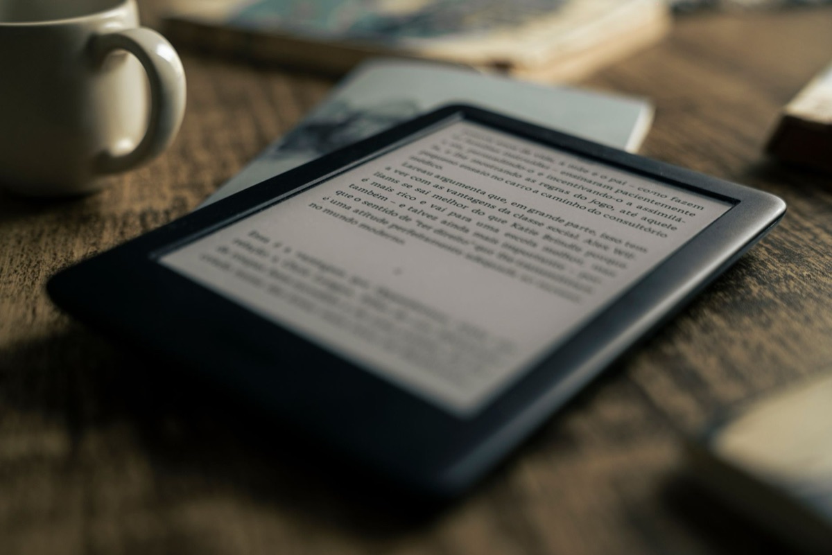 tablet con contenuti educativi schermati