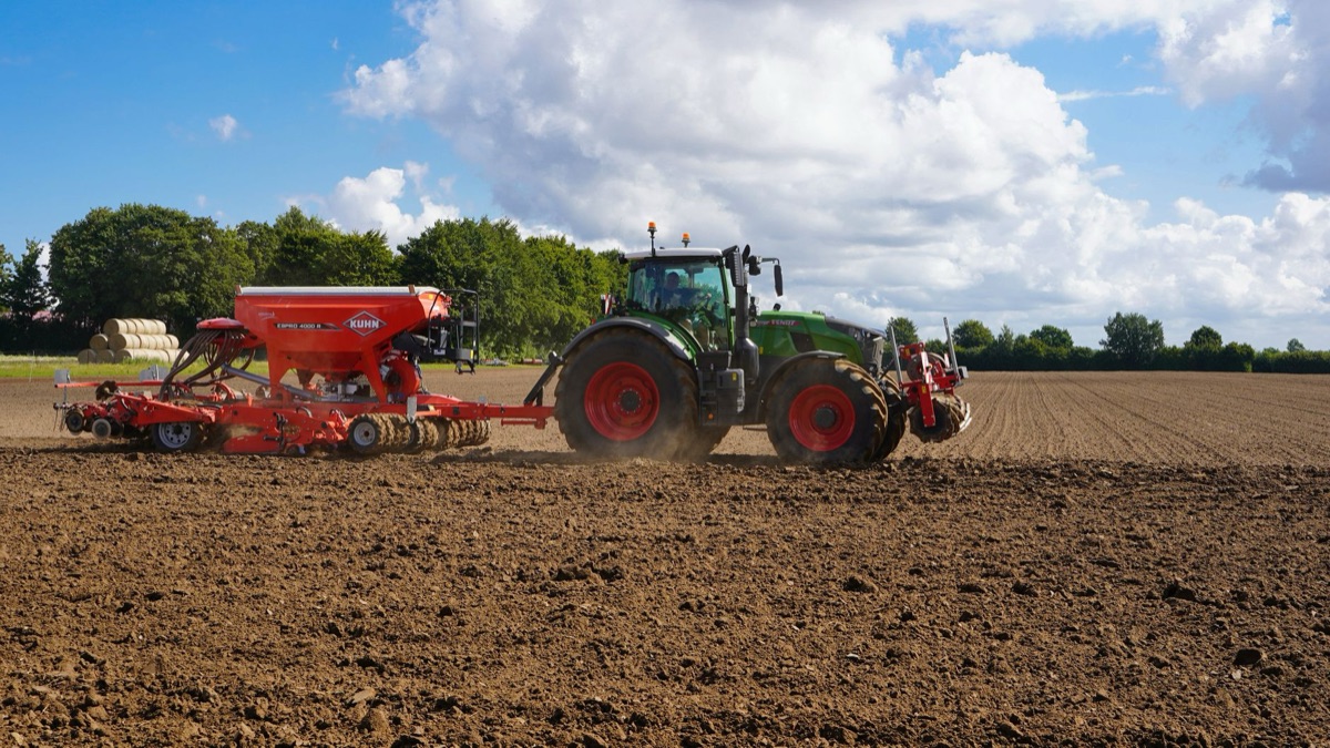 Macchina meccanica moderna in ambiente industriale