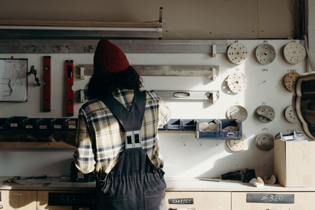 Lavoro tecnologico con attrezzi in un laboratorio