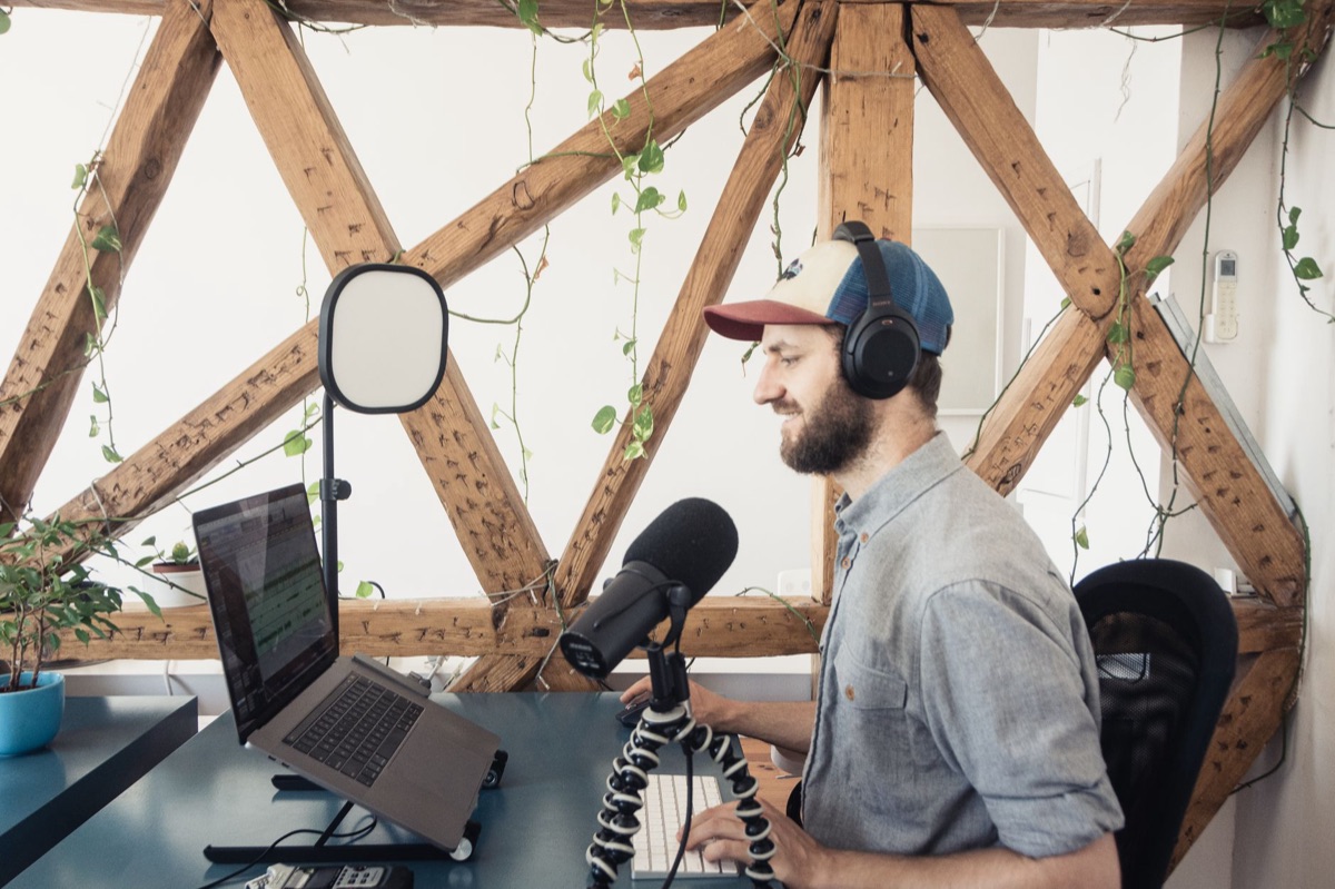 câmera e equipamento em studio