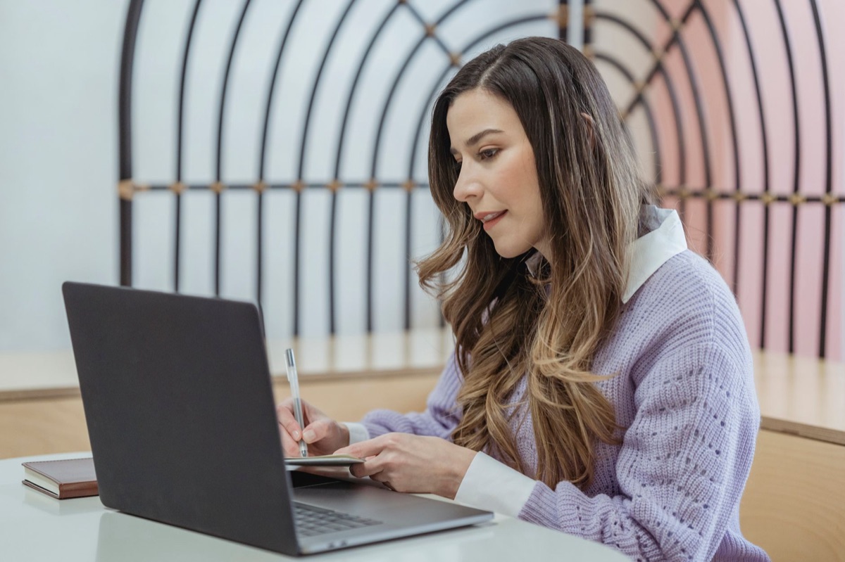 YouTuber con laptop y cuaderno