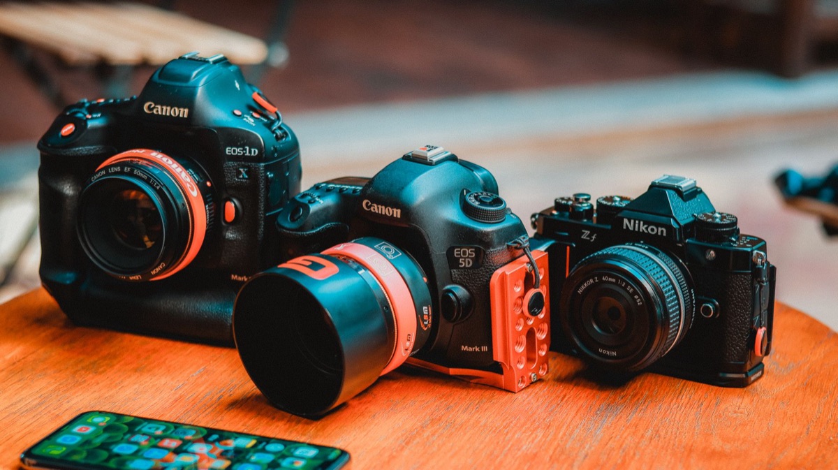 you-tuber con attrezzature fotografiche