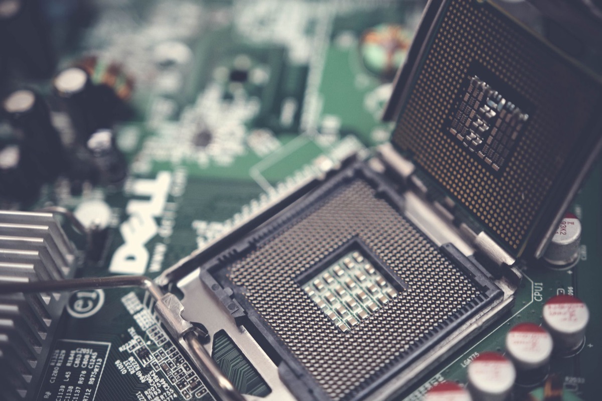 コンピュータの核心部品であるマザーボードチップセットのクローズアップ