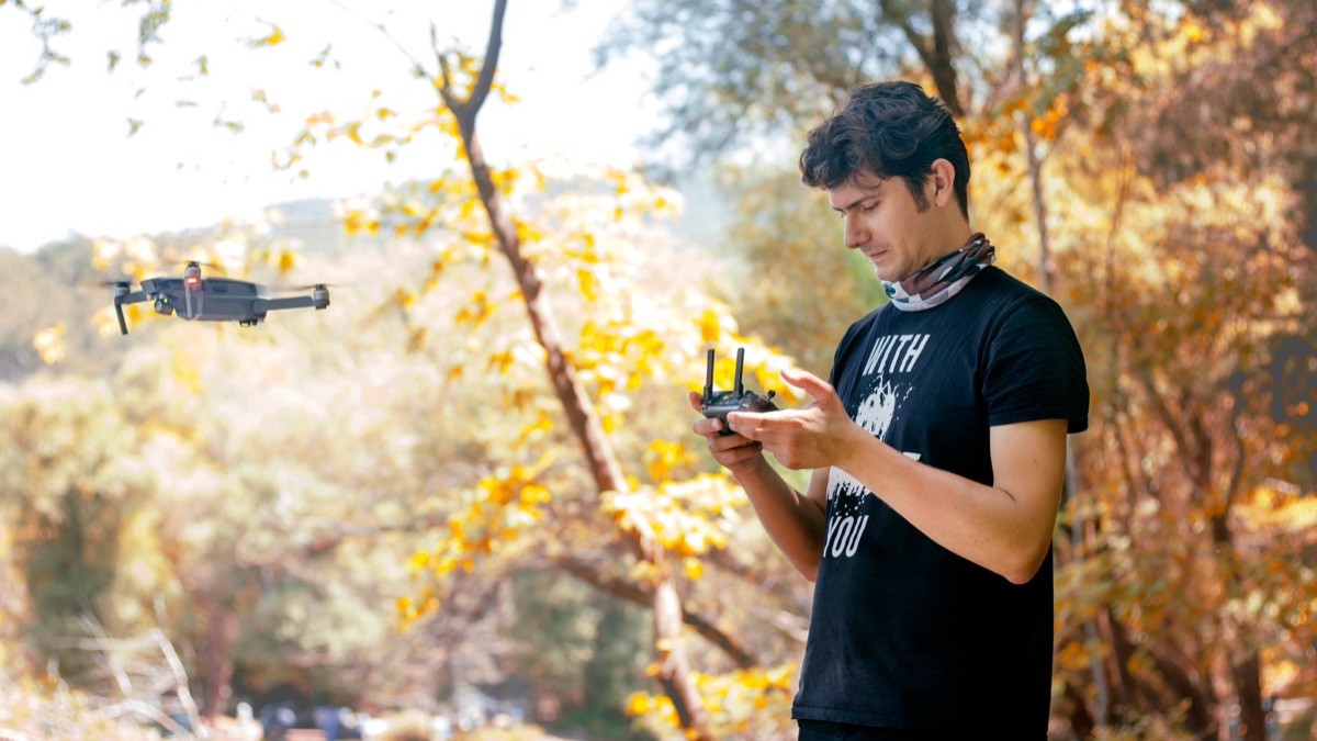 Deutsche Tech-Channel: YouTuber with Drone and Camera