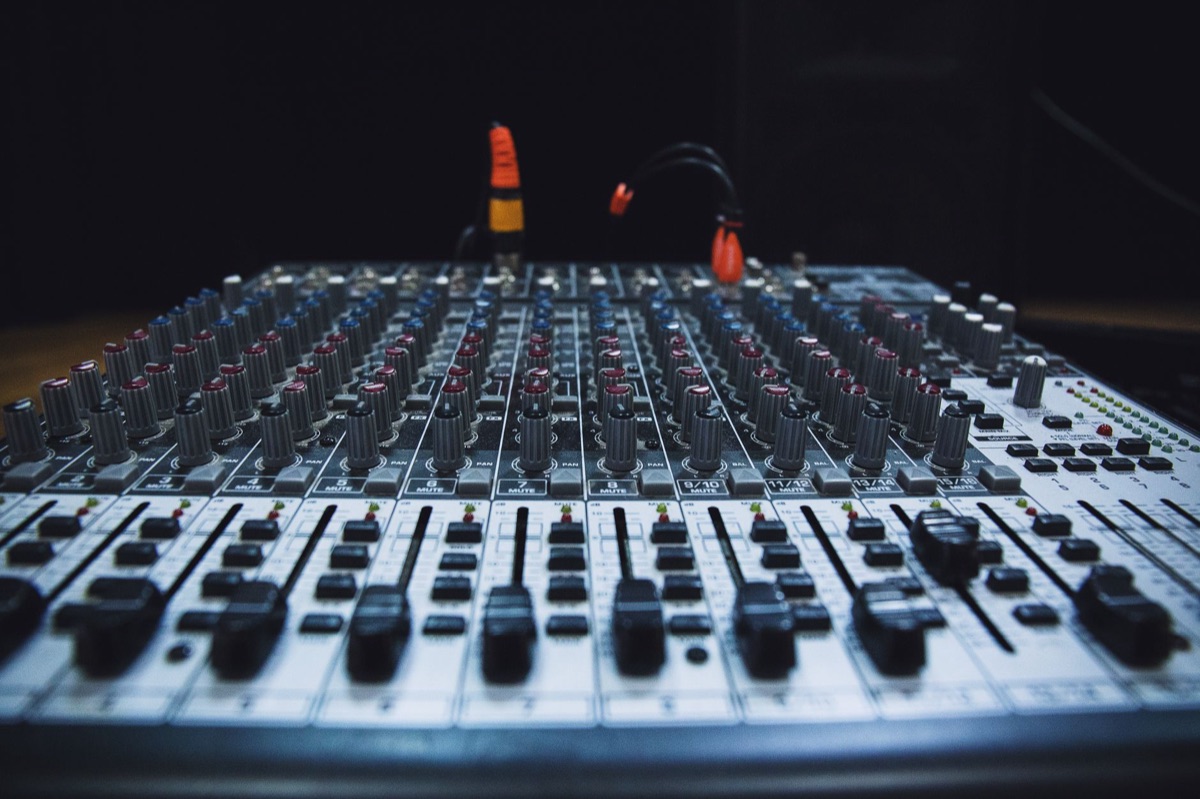 Equipos de un canal de tecnología alemán en un estudio profesional.