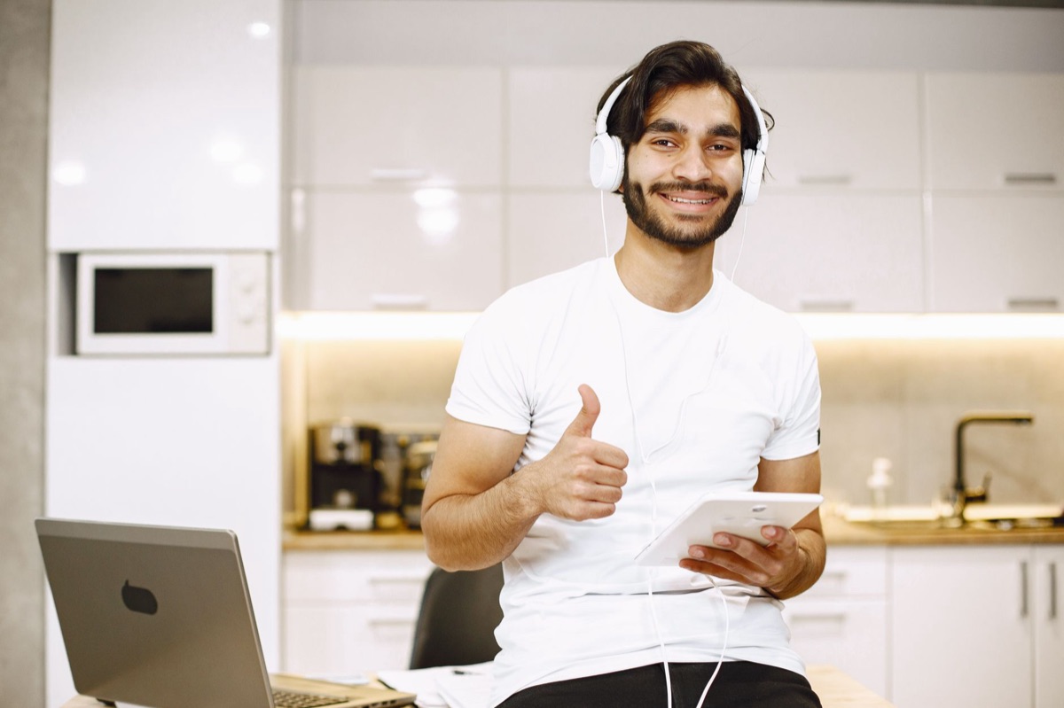 Un youTuber alemán con laptop y tableta
