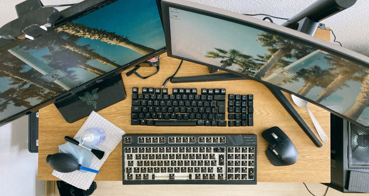 Dispositivos tecnológicos en la mesa de un youTuber alemán