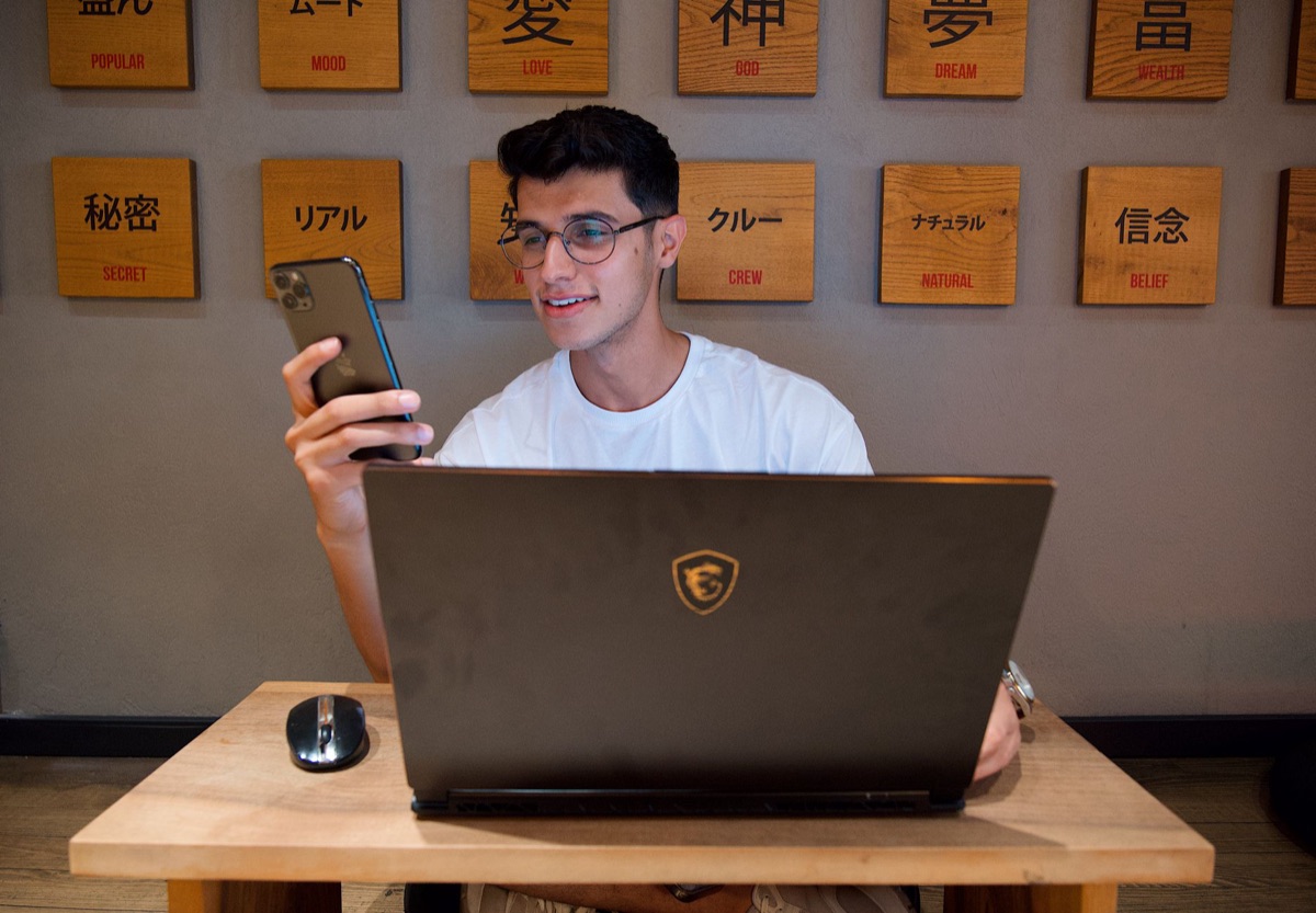 Un YouTuber allemand avec un ordinateur portable et un smartphone
