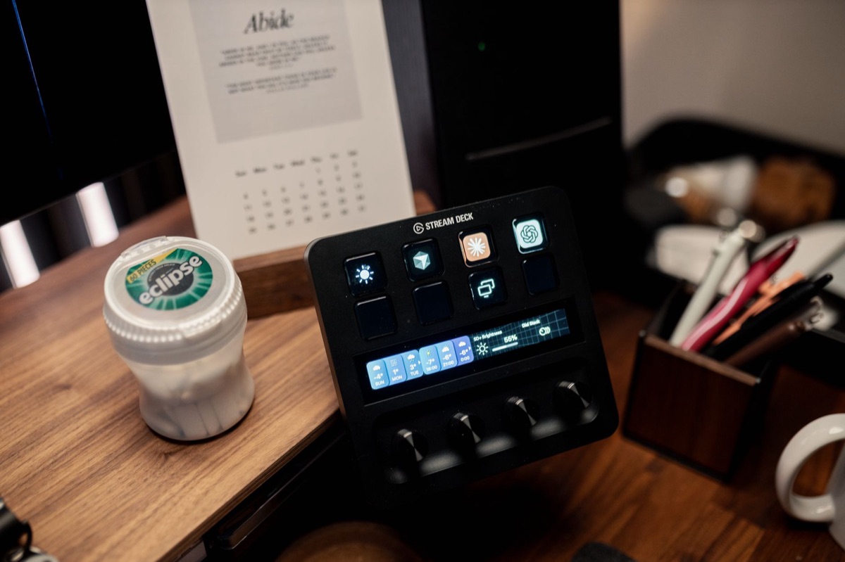 Des gadgets technologiques sur un bureau d'un YouTuber allemand