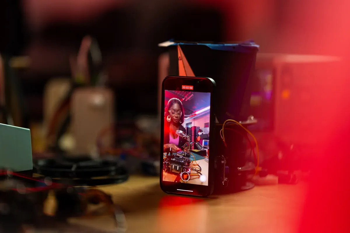 女性がスマートフォンを使ってテクノロジーチュートリアルを録画しています。